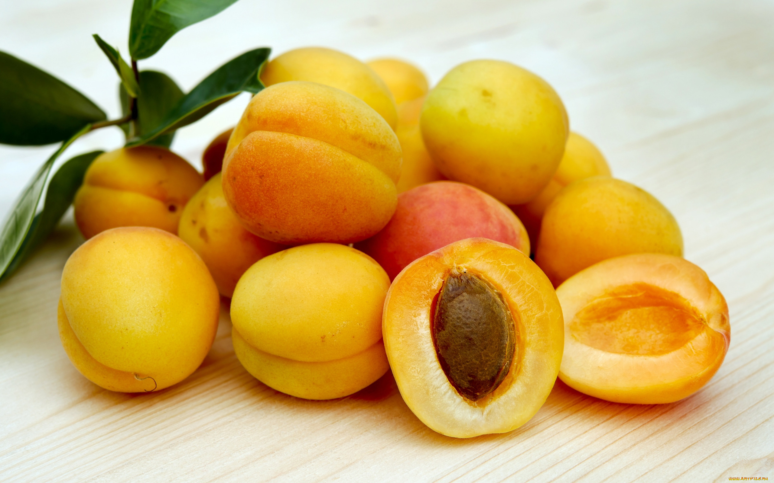 Чем полезны абрикосы?